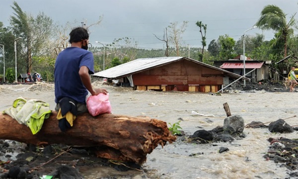 Siêu bão mạnh nhất thế giới Goni quét thẳng vào Philippines: Ít nhất 10 người chết, mái nhà bay như lá rụng, đất nước tan hoang-3