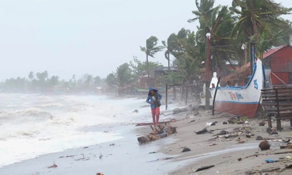 Siêu bão mạnh nhất thế giới Goni quét thẳng vào Philippines: Ít nhất 10 người chết, mái nhà bay như lá rụng, đất nước tan hoang-5
