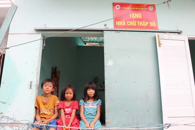 Chồng tâm thần, người mẹ ôm 4 đứa con nhem nhuốc trong căn nhà tốc mái sau bão số 9: Nhà mất rồi, mấy đứa nhỏ biết ngủ ở đâu-16