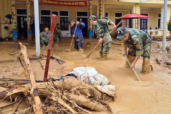 Những bức thư viết tay gửi học sinh miền Trung mùa lũ: Chữ viết nắn nót, lời động viên chất chứa yêu thương-7