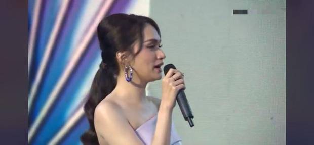 Netizen khủng bố” sự kiện livestream khi Hương Giang làm MC: 30 phút quay toàn Thuý Ngân, zoom rõ nàng Hậu chỉ 2 lần và thả giận dữ” liên tục-4