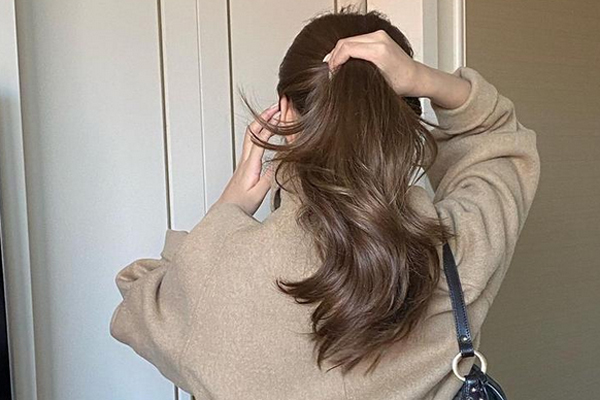 Tóc bết bền bệt” và đầy gàu trong mùa đông? Bạn có thể cải thiện ngay bằng việc gội đầu cho đúng cách-5