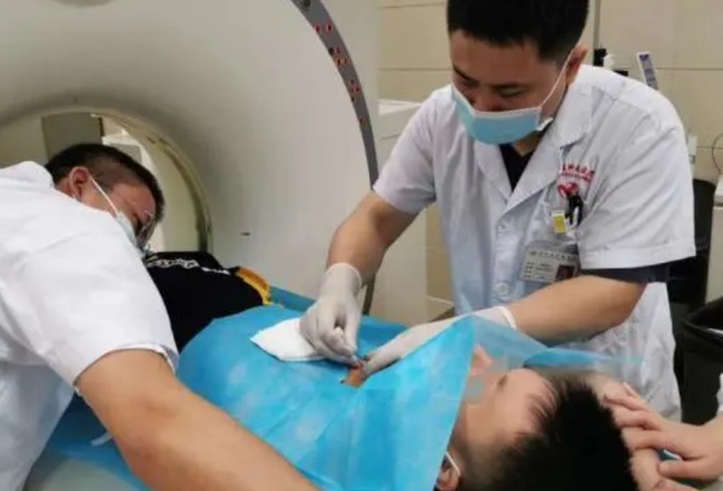 Bé trai 12 tuổi bị ung thư phổi giai đoạn cuối, nguyên nhân là do những thói quen xấu rất nhiều trẻ hiện nay đang mắc phải-1