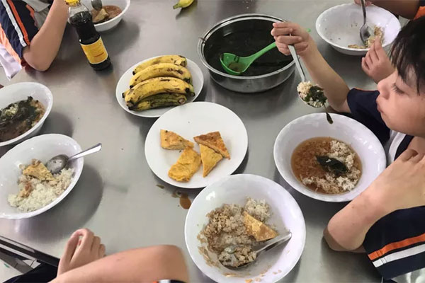 Công ty bếp ăn của trường tiểu học bị tố cắt xén phần ăn đùn đẩy trách nhiệm-4