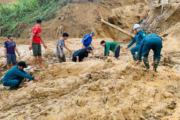 Đau xót khi tìm thấy 6 thi thể trẻ nhỏ trong vụ sạt lở núi kinh hoàng ở Phước Sơn-3