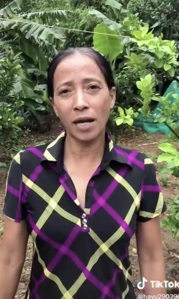 Bà Lý Vlog bị netizen tố trộn cơm lam bán cho khách bằng tay không mất vệ sinh, qua hôm sau liền có động thái khắc phục?-4