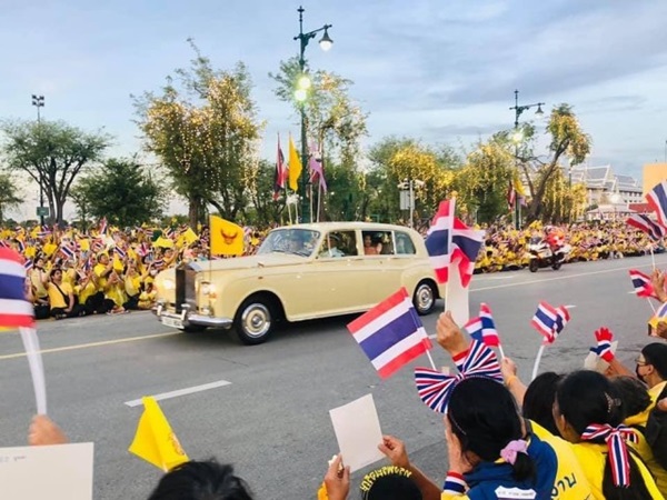 Hoàng hậu Suthida gây chú ý với biểu cảm khác lạ khi Hoàng quý phi Thái Lan quỳ rạp dưới chân Quốc vương-1