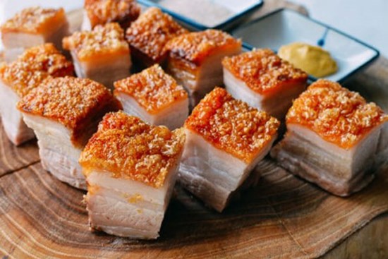 Mẹ đảm học cách làm heo quay da giòn tan với muối