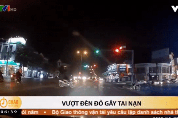 Xe máy vượt đèn đỏ gây tai nạn