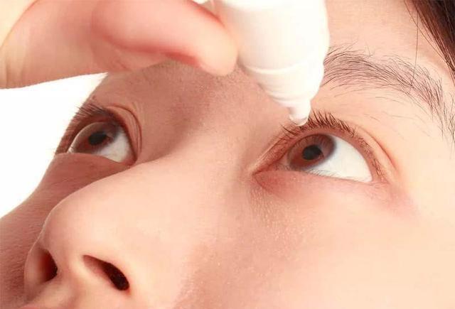 Cậu bé 2 tuổi dùng nhầm keo 502 làm thuốc nhỏ mắt, cách xử lý kịp thời của người mẹ được bác sĩ khen ngợi-1