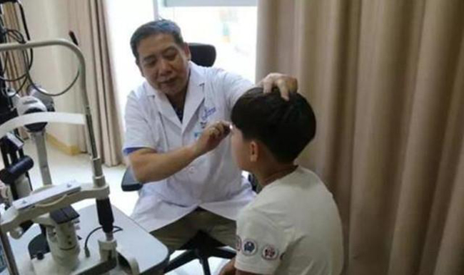 Cậu bé 2 tuổi dùng nhầm keo 502 làm thuốc nhỏ mắt, cách xử lý kịp thời của người mẹ được bác sĩ khen ngợi-4