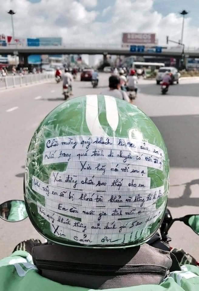 Vừa bước lên xe, anh xe ôm công nghệ đã bắt khách hàng đọc bảng thông báo, tưởng ai cũng khó chịu nhưng cuối cùng phản ứng lại khác xa-1