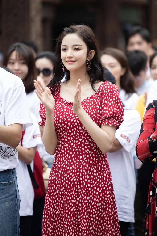 4 mẫu váy được yêu thích nhất dịp Thu Đông: Che dáng cực khéo mà vẫn max sành điệu-6