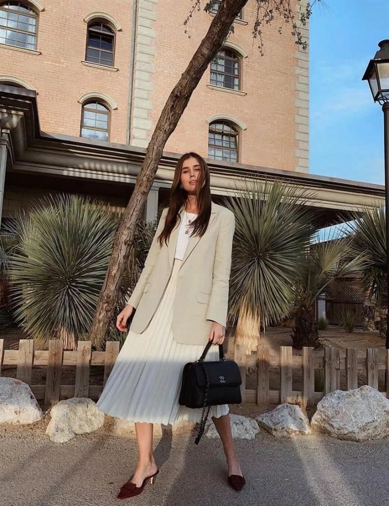 4 mẫu váy được yêu thích nhất dịp Thu Đông: Che dáng cực khéo mà vẫn max sành điệu-7