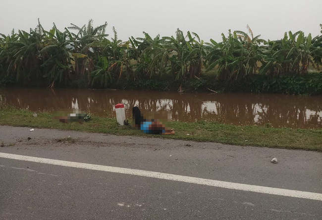 Kinh hoàng vụ tai nạn giao thông khiến 3 người thương vong, trong đó có 1 người văng xuống lòng sông cùng chiếc xe máy-2