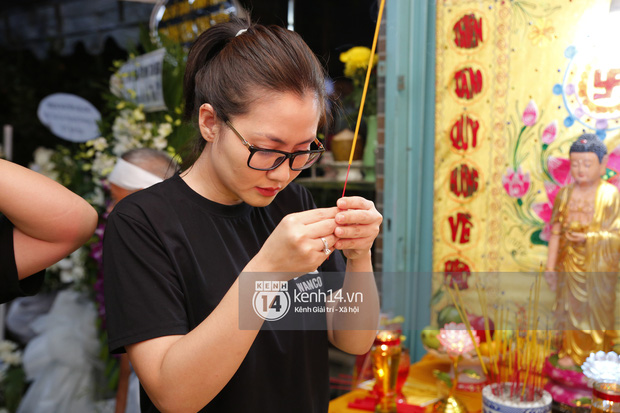 Đám tang nghệ sĩ Ánh Hoa: Hiếu Hiền bật khóc, Ngọc Lan và dàn sao Việt lặng người trước linh cữu của đồng nghiệp-5