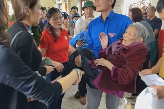 Thương xót cụ bà liệt giường, Thủy Tiên tự phá lệ từ thiện