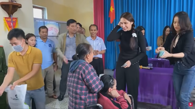 Thương xót cụ bà liệt giường, Thủy Tiên tự phá lệ từ thiện-1
