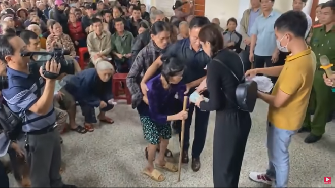 Thương xót cụ bà liệt giường, Thủy Tiên tự phá lệ từ thiện-3