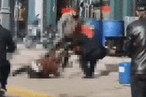 Người đàn ông đánh vợ đến chết ngay trên đường khiến dư luận phẫn nộ, phản ứng của những người chứng kiến gây bức xúc-2