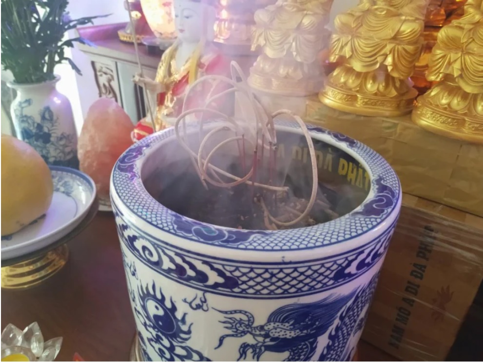 3 tháng cuối năm thấy bát hương có dấu hiệu này, gia chủ phải thay ngay, giữ lại chỉ thêm xui xẻo-1