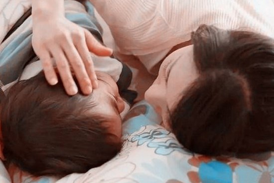 Diễn viên nổi tiếng đợi con trai 12 tuổi mới cho cai sữa, 15 tuổi vẫn để con ngủ chung với mẹ