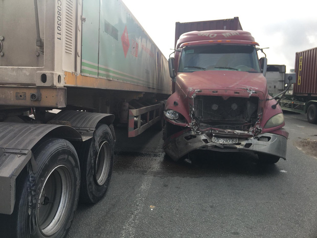 Bình Dương: Xe container tông hàng loạt phương tiện đang dừng đèn đỏ, nhiều người la hét kêu cứu-1