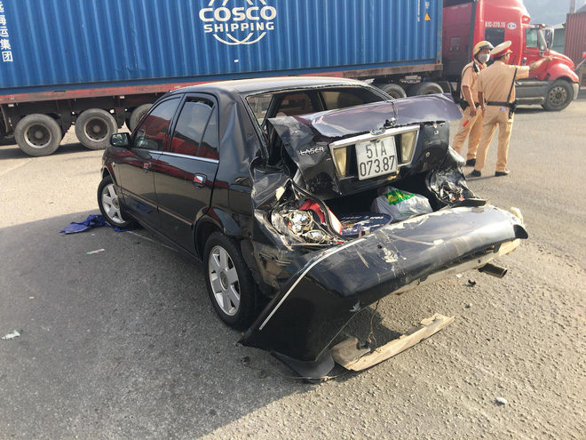 Bình Dương: Xe container tông hàng loạt phương tiện đang dừng đèn đỏ, nhiều người la hét kêu cứu-2