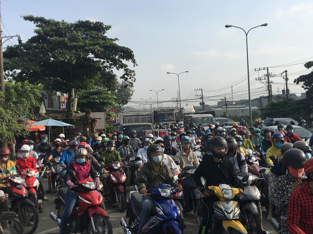 Bình Dương: Xe container tông hàng loạt phương tiện đang dừng đèn đỏ, nhiều người la hét kêu cứu-4