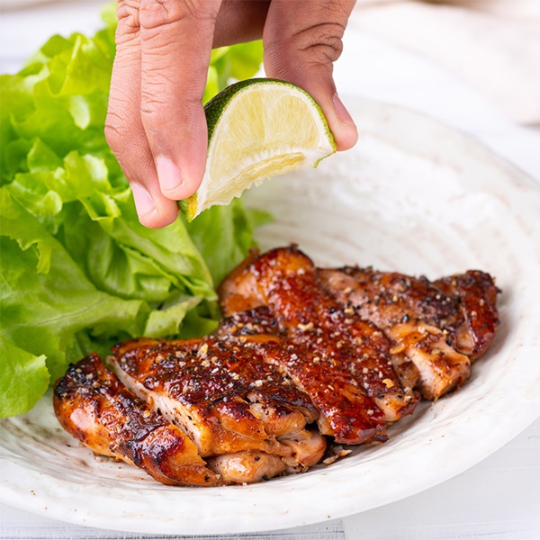 Cách ướp gà nướng muối ớt ngon giòn, có thể làm tại nhà với các bước đơn giản-1