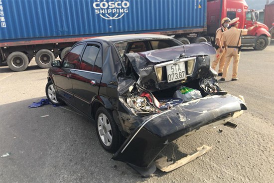 Bình Dương: Xe container tông hàng loạt phương tiện đang dừng đèn đỏ, nhiều người la hét kêu cứu