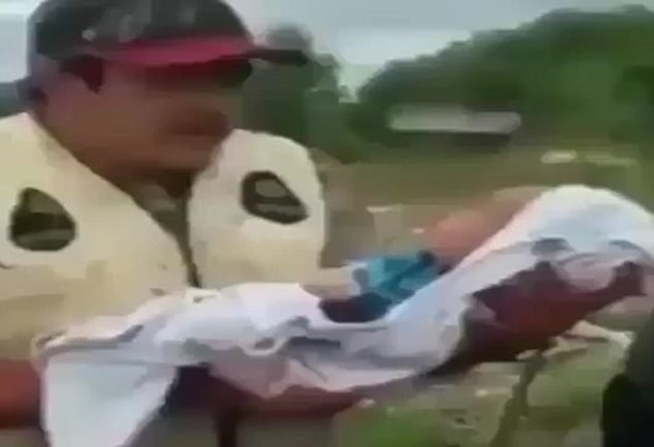 Cảnh tượng người đàn ông nhét đứa trẻ sơ sinh vừa chào đời vào xác ngựa chết gây ám ảnh cùng lý do gây phẫn nộ-1