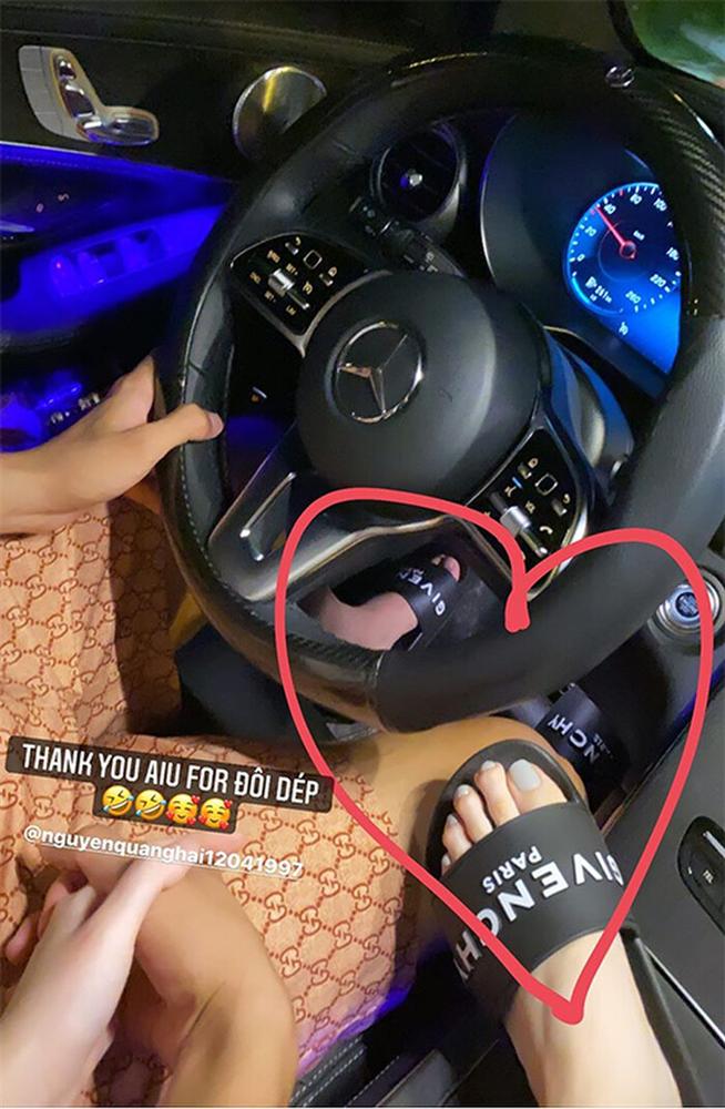 Mới tháng trước, Huỳnh Anh khoe dép đôi trên xe Mercedes mà nay đã bị tố cắm sừng Quang Hải?-1