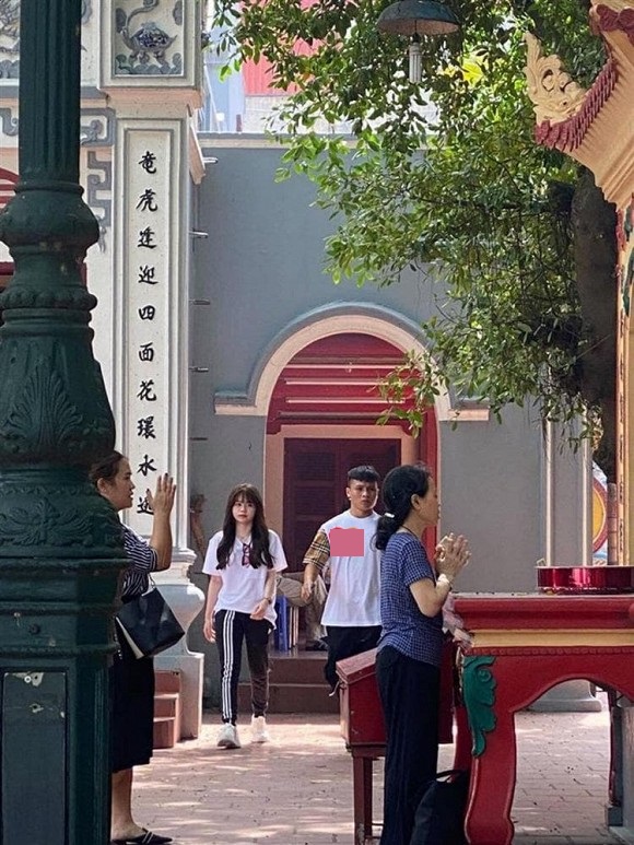 Mới tháng trước, Huỳnh Anh khoe dép đôi trên xe Mercedes mà nay đã bị tố cắm sừng Quang Hải?-7