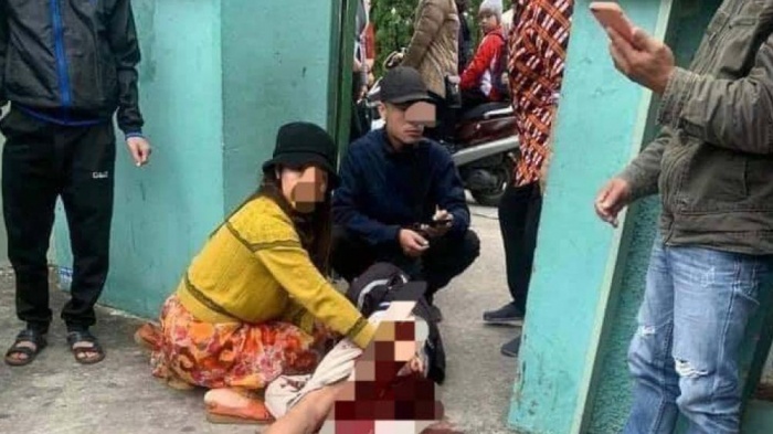 Tranh cãi chỗ để xe, phụ huynh rút dao đâm nhau ngay tại cổng trường học-1