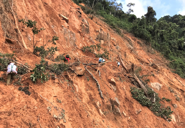 Đau xót khi tìm thấy 6 thi thể trẻ nhỏ trong vụ sạt lở núi kinh hoàng ở Phước Sơn-2