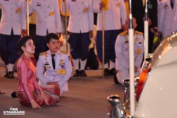 Clip Hoàng hậu Suthida ngó lơ Hoàng quý phi Thái Lan khi chạm mặt gây sốt, dân mạng bàn tán về chi tiết trên trang phục của bà-2