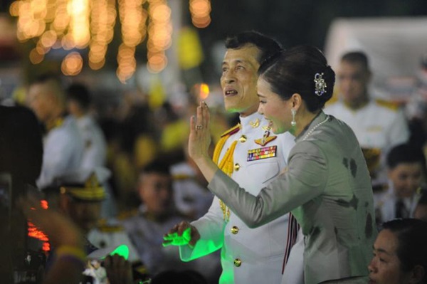 Clip Hoàng hậu Suthida ngó lơ Hoàng quý phi Thái Lan khi chạm mặt gây sốt, dân mạng bàn tán về chi tiết trên trang phục của bà-3