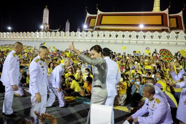 Clip Hoàng hậu Suthida ngó lơ Hoàng quý phi Thái Lan khi chạm mặt gây sốt, dân mạng bàn tán về chi tiết trên trang phục của bà-4