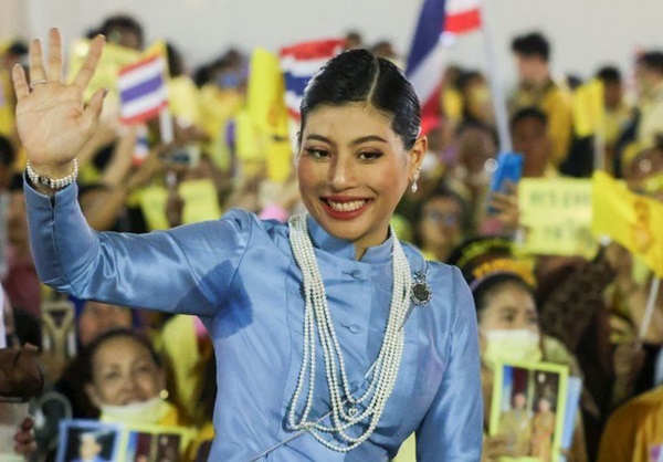 Clip Hoàng hậu Suthida ngó lơ Hoàng quý phi Thái Lan khi chạm mặt gây sốt, dân mạng bàn tán về chi tiết trên trang phục của bà-5