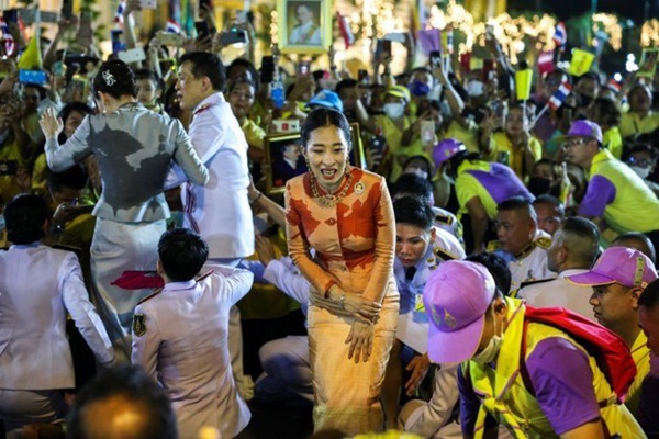 Clip Hoàng hậu Suthida ngó lơ Hoàng quý phi Thái Lan khi chạm mặt gây sốt, dân mạng bàn tán về chi tiết trên trang phục của bà-6