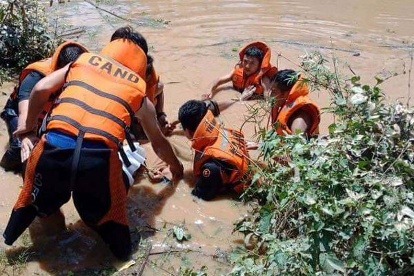 Cận cảnh hàng chục con rắn bò vào nhà dân ở Hà Tĩnh sau lũ: Dài hàng mét, toàn loài kịch độc-9
