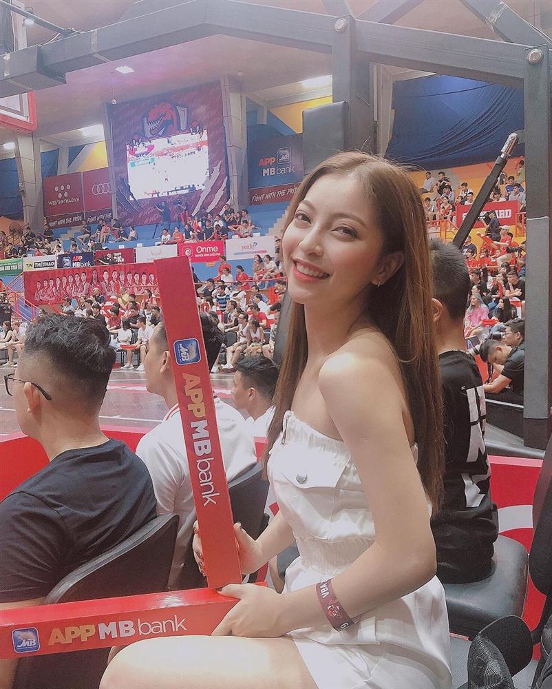 Nhật Lê có cả bộ sưu tập áo quây hot hòn họt hơn cả Huỳnh Anh-13