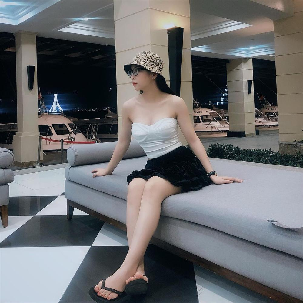 Nhật Lê có cả bộ sưu tập áo quây hot hòn họt hơn cả Huỳnh Anh-14