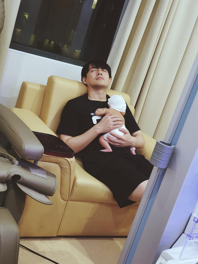Mê tít loạt khoảnh khắc các bố bỉm sữa showbiz Việt chăm con, Ông Cao Thắng và Cường Đô La cạnh tranh” danh hiệu ông bố ngọt ngào nhất”-1