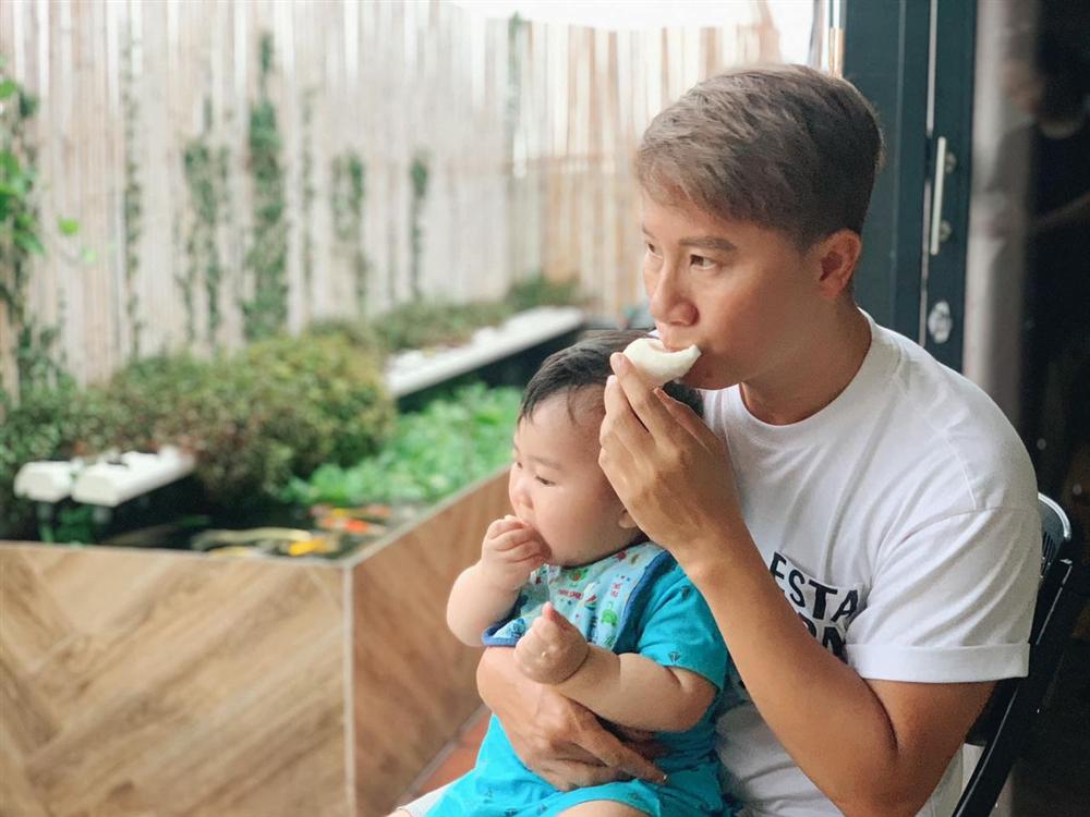 Mê tít loạt khoảnh khắc các bố bỉm sữa showbiz Việt chăm con, Ông Cao Thắng và Cường Đô La cạnh tranh” danh hiệu ông bố ngọt ngào nhất”-17