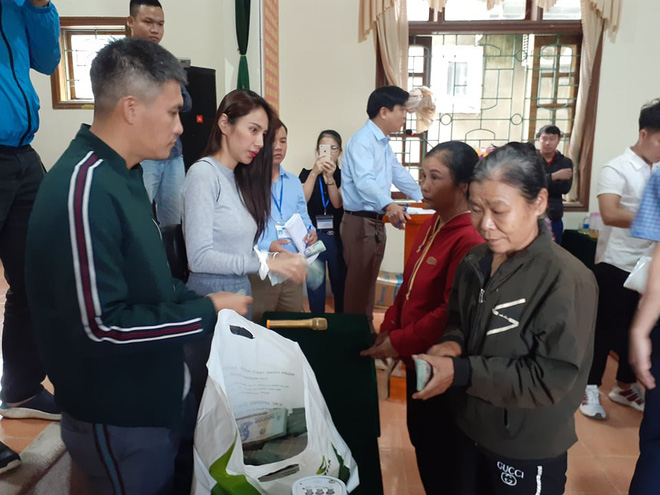 Vợ chồng Thủy Tiên và Công Vinh hỗ trợ 115 triệu đồng cho hộ dân mất hơn 10.000 con gà vì mưa lũ-6