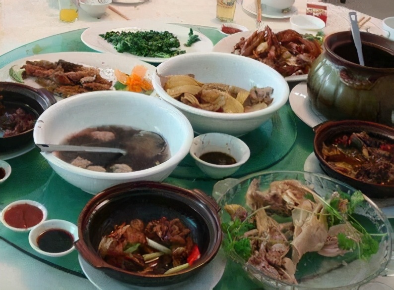 Một gia đình 3 người nhập viện do ăn đồ thừa để qua đêm: Bác sĩ chỉ rõ 5 món ăn càng để lâu càng làm tổn hại nội tạng, sinh chất ung thư-1