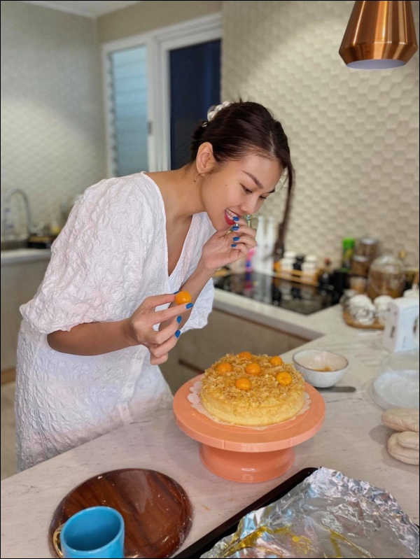 Xóa tan hoài nghi của Hà Hồ, siêu mẫu Thanh Hằng trổ tài làm bánh bông lan trứng muối quá xuất sắc, đủ tiêu chuẩn làm vợ rồi!-1