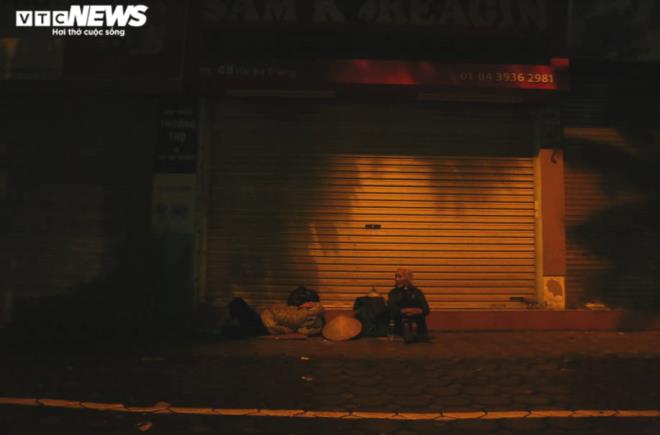 Xót xa cảnh màn trời chiếu đất của người vô gia cư tại Hà Nội-1